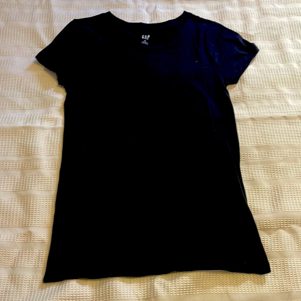 Simple black gap t shirt.